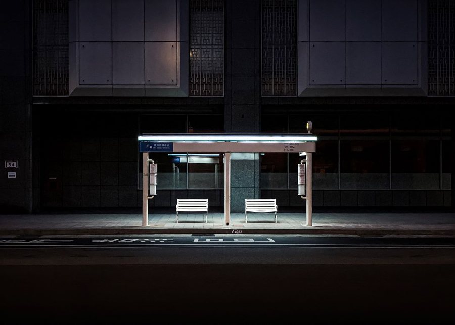 《微光暗影》公車等候亭・台北