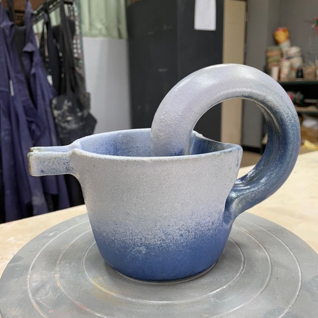 吹釉：造形瓶吹釉：藍釉為底，再以吹壺噴灑粗粒白色釉。