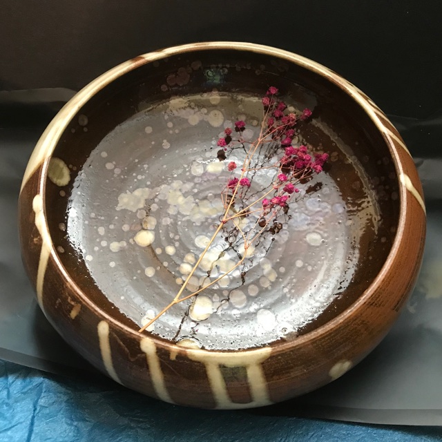 滴釉：轆轤圓碗滴釉法：上一層底釉，再以滴管吸取較深色釉藥滴在碗壁。
