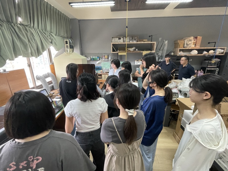師生聚在實驗室聽講解