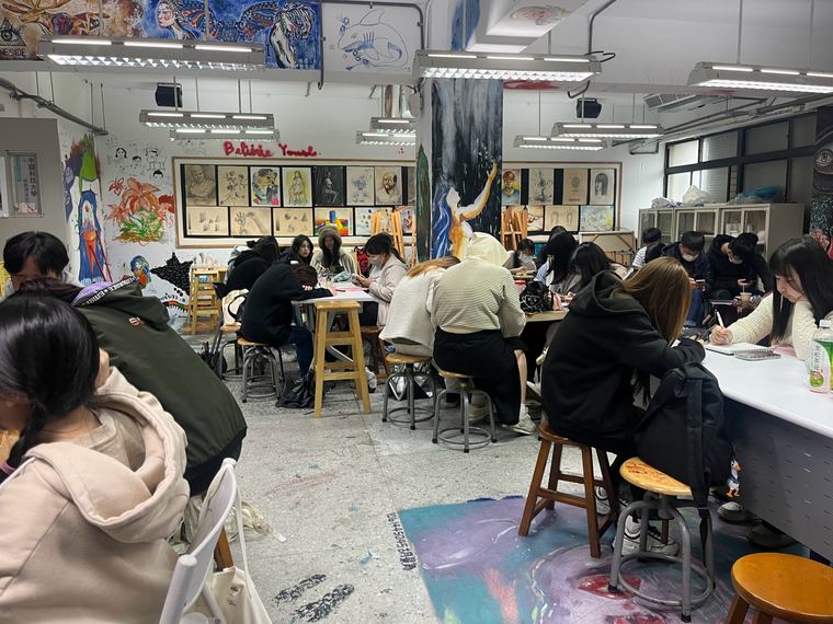 教室全景：作品展示牆、畫架與彩繪牆面，就是我們的上課現場