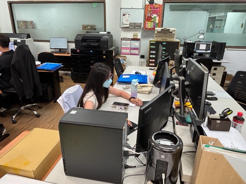 製版部門辦公區，實習生進行印前作業