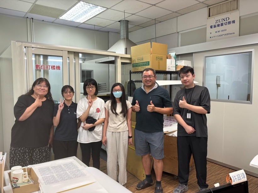輔導教師訪視，與實習生及業師在製版部門合影