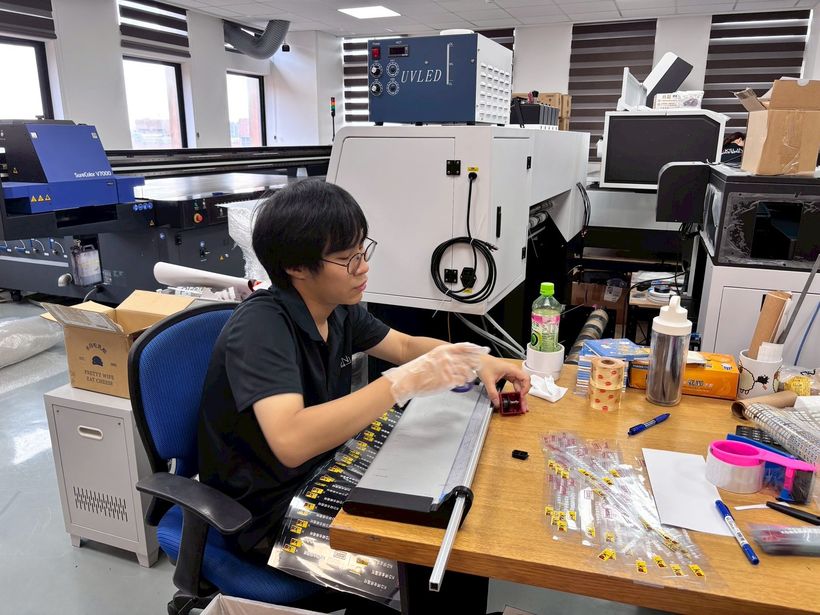 實習生完成清潔後，重新組裝切割器
